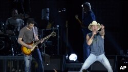 Kenny Chesney, ya confirmó su presencia en el escenario en un dúo junto a Tim McGraw.