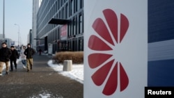 Logo Huawei tampak dalam sebuah iklan di depan kantor Huawei di Warsawa, Polandia, 11 Januari 2019 (foto: Reuters/Kacper Pempel)