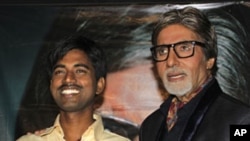 Sushil Kumar (L) with Bollywood actor Amitabh Bachchan, shows $1 million check after winning on the popular Indian version of "Who Wants to Be a Millionaire?" October 25, 2011.