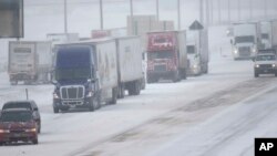 Una tormenta dejó unos 30 centímetros de nieve en Colorado, bloqueando la carretera interestatal I-70.