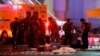 救护人员与警察在拉斯维加斯露天音乐会枪击现场。（2017年10月1日）