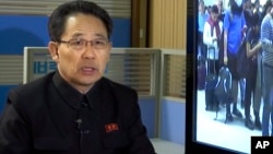 Ngày 30/1/2020, tại Bình Nhưỡng, Giám đốc Kim Dong Gun thuộc Bộ Y tế Triều Tiên nói vể những nỗ lực của chính phủ để ngăn chặn virus mới lây lan, 