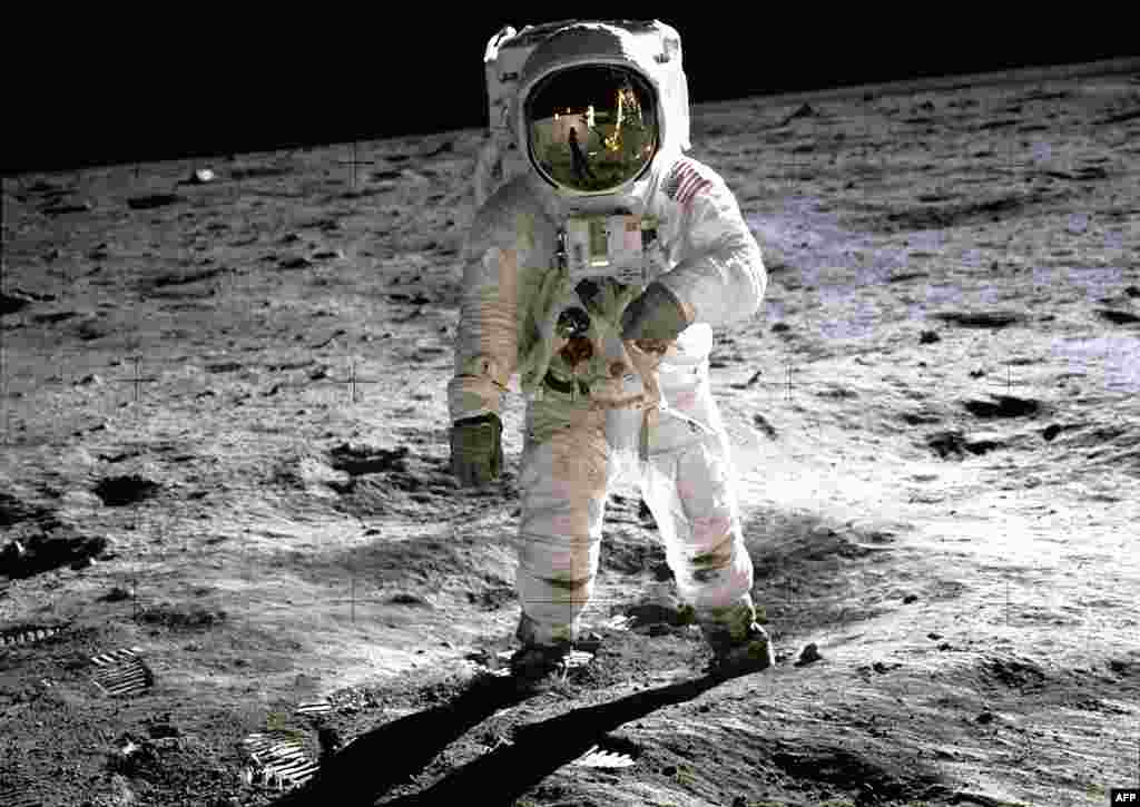 Tháng 7, 1969: Phi hành gia Buzz Aldrin đi trên mặt trăng trong khi sinh hoạt bên ngoài con tàu trong chuyến bay Apollo 11. Phi hành gia Neil Armstrong, chỉ huy trưởng, chụp ảnh này bằng loại máy 70mm đặc biệt.