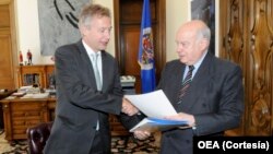 El observador permanente de Alemania ante la OEA, Peter Ammon (izq.), entregó unos $650.000 dólares a José Miguel Insulza, presidente de la OEA para que se inviertan en el proceso de paz de Colombia.