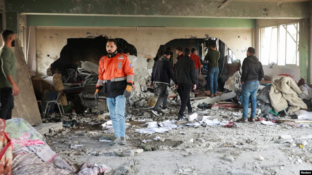 FILE - Warga Palestina memeriksa lokasi serangan Israel terhadap sekolah yang menampung pengungsi, di tengah konflik Israel-Hamas, di Kota Gaza, 3 Desember 2024. (Mahmoud Sameer/REUTERS)