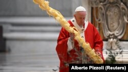 Папа Римський Франциск на богослужінні у вербну неділю в майже порожній Базиліці Святого Петра у Ватикані. 5 квітня 2020 р.