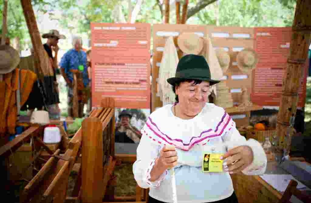 June 30: Ana Dolores Russi Suarez demonstrates the wool-weaving craft at the annual Folklife Festival in Washington, DC. Suarez learned this craft by watching her family and community weavers in Colombia. (Alison Klein/VOA News)