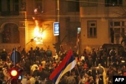 Policija je u vise gradova Srbije uhapsila 14 osumnjicenih za paljenje Ambasade SAD u februaru 2008. godine, posle mitinga "Kosovo je Srbija".(arhivski snimak).