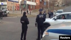 A still image from a video footage shows Interior Ministry officers block a street near a regional office of Russia's Federal Security Service (FSB), which was attacked by a gunman, in Khabarovsk, Russia, April 21, 2017. 