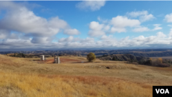 Oil equipment sits atop a well in western North Dakota. This region of the state features the Bakken formation -- one of the largest oil deposits in the country. (VOA/Matt Haines)