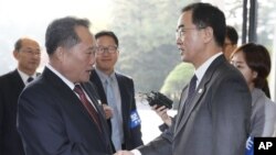 El ministro de Unificación de Corea del Sur Cho Myoung-gyon y su contraparte de Corea del Norte, Ri Son Gwon antes de reunirse en la aldea fronteriza de Panmunjom, en la Zona Desmilitarizada, el lunes 15 de octubre del 2018. 