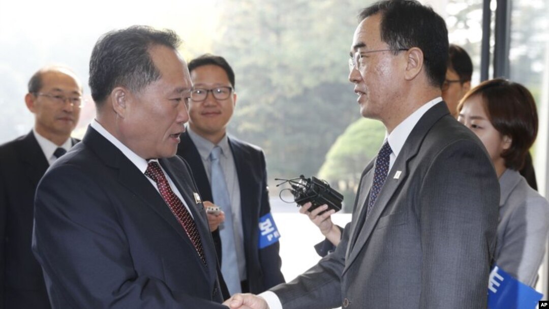 Ri Son Gwon, ketua Komite Reunifikasi Damai Korea Utara (kiri) berjabat tangan dengan Menteri Unifikasi Korea Selatan Cho Myoung-gyon sebelum pertemuan di Panmunjom, Senin (15/10). 