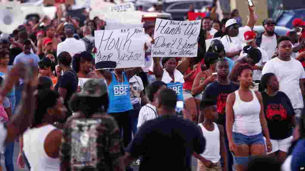Les manifestants devant la boutique à Baton Rouge devant laquelle l&#39;altercation entre la police et le victime a eu lieu, le 6 juillet 2016.