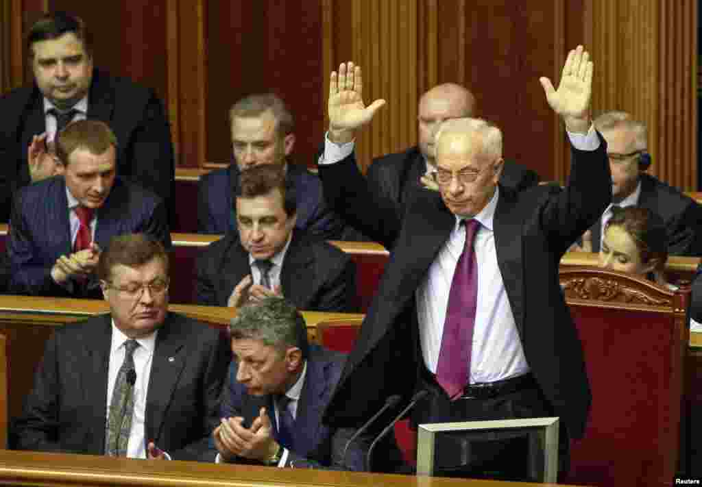 Ukraina Bosh vaziri Mikola Azarov parlament sessiyasi paytida. 3-dekabr, 2013-yil.