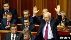 PM Ukraina Mykola Azarov (kanan) dalam sidang Parlemen di Kiev (3/12).