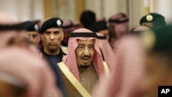 살만 빈 압둘아지즈 알사우드(가운데) 사우디 국왕 뒤로 경호원의 모습이 보인다. (자료사진)