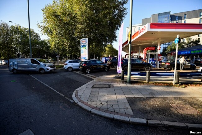 Antrean di sebuah SPBU London, Inggris, 29 September 2021. (REUTERS/Beresford Hodge)