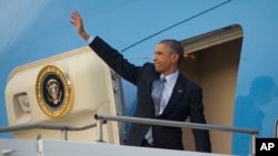 U.S. President Barack Obama waves as he boards Air Force One during his departure at Royal Australian Air Force Base Amberley, Nov. 16, 2014 in Australia. 