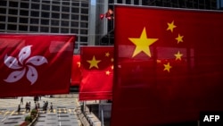香港主权移交26周年前夕，香港特区旗帜和中国五星红旗悬挂在香港市区街头。（2023年6月29日）