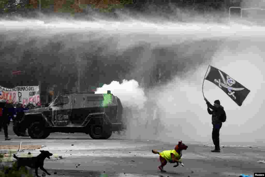 Mahasiswa bentrok dengan polisi anti huru-hara selama unjuk rasa untuk menuntut perubahan dalam sistem pendidikan di Santiago, Chile, 11 Mei 2016.