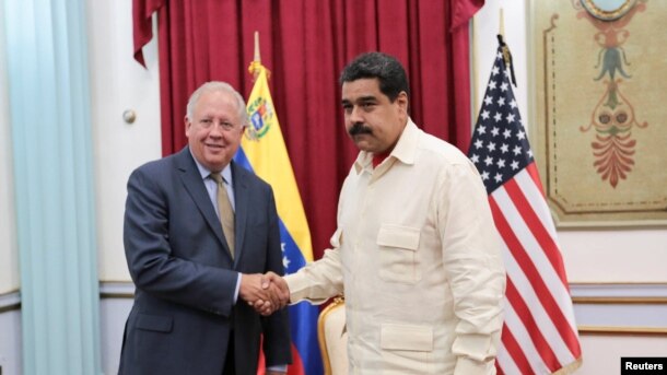 El presidente de Venezuela, Nicolás Maduro saluda al subsecretario de Estado de EE.UU. para Asuntos Políticos Thomas Shannon. Caracas, octubre 31, 2016.