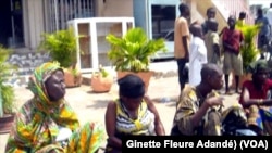 Site de rassemblement des sans-abri avant le rapatriement à Cotonou, Benin, le 23 décembre 2017. (VOA/Ginette Fleure Adandé)