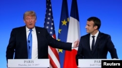 지난 13일 파리 엘리제궁에서 에마뉘엘 마크롱(오른쪽) 프랑스 대통령과 회담 후 회견을 통해 발언하는 도널드 트럼프 대통령.