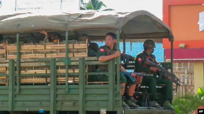 Binh lính tuần tra bang Kayah, phía đông Myanmar, hôm 23/5. Meta sẽ cấm mọi doanh nghiệp liên quan đến quân đội Myanmar quảng cáo trên các nền tảng của họ, gồm Facebook, Instagram và WhatsApp.