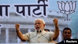 Narendra Modi, calon PM India dari Partai Bharatiya Janata memberikan pidato di depan para pendukungnya di Vadodra, Gujarat (16/5/2014). 
