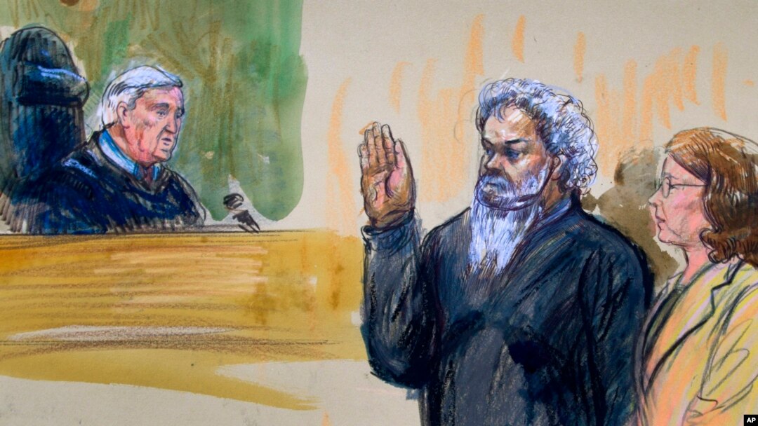 Gambar pembacaan dakwaan terhadap tersangka teroris Ahmed Abu Khatallah (kanan) didampingi pengacaranya Michelle Peterson (28/6). 
