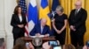 აშშ-ის პრეზიდენტი ჯო ბაიდენი ხელს აწერს ფინეთის და შვედეთის ნატოში გაწევრიანების მხარდამჭერ დოკუმენტს. 9 აგვისტო, 2022 წ.