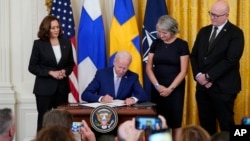 აშშ-ის პრეზიდენტი ჯო ბაიდენი ხელს აწერს ფინეთის და შვედეთის ნატოში გაწევრიანების მხარდამჭერ დოკუმენტს. 9 აგვისტო, 2022 წ.