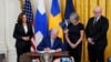 El presidente Joe Biden firma los instrumentos de ratificación de EEUU al ingreso de Suecia y Finlandia a la OTAN el 9 de agosto de 2022. Foto AP.