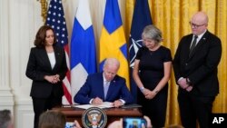 El presidente Joe Biden firma los instrumentos de ratificación de EEUU al ingreso de Suecia y Finlandia a la OTAN el 9 de agosto de 2022. Foto AP.