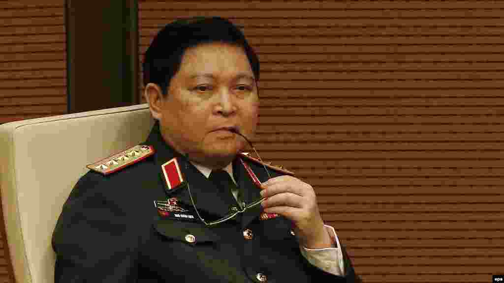 Tân Bộ trưởng Quốc phòng VN ra mắt quan chức an ninh khu vực Người đứng đầu quân đội Việt Nam, ông Ngô Xuân Lịch, sẽ tham gia Đối thoại Shangri-La tại Singapore với sự tham gia của nhiều quan chức quốc phòng nhiều nước, trong đó có Trung Quốc và Mỹ. Đây là lần đầu tiên ông Lịch dự một hội nghị lớn bàn về an ninh khu vực sau khi lên thay ông Phùng Quang Thanh, người cũng từng tới dự cuộc đối thoại này.