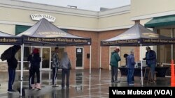 Warga antre untuk membeli penyanitasi tangan dari Twin Valley Distillery di Rockville, negara bagian Maryland, Senin, 23 Maret 2020. (Foto: Vina Mubtadi/VOA)