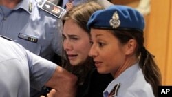 US Amanda Knox cries as she leaves the court after being acquitted in her appeal trial for Meredith Kercher's murder on October 3, 2011 at Perugia's court.