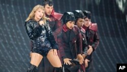 Taylor Swift saat tampil di “Taylor Swift's reputation Stadium Tour" di Papa John’s Cardinal, 30 Juni 2018 di Louisville.