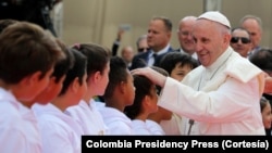 El papa Francisco saluda a varios niños que le esperaban a su llegada a Bogotá, Colombia, el pasado 5 de Septiembre. 