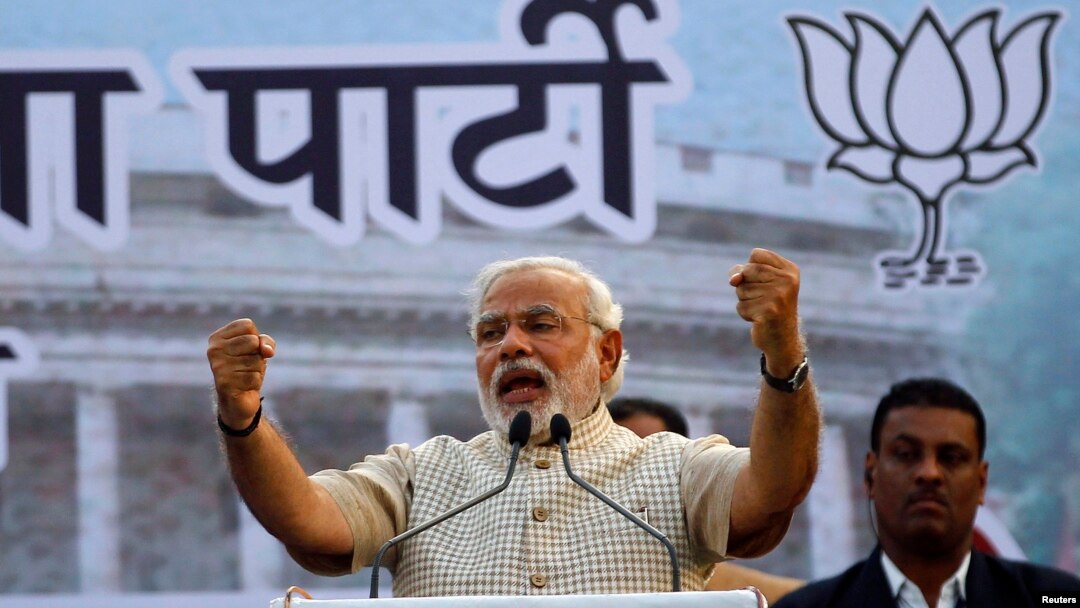 Narendra Modi, calon PM India dari Partai Bharatiya Janata memberikan pidato di depan para pendukungnya di Vadodra, Gujarat (16/5/2014). 