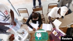 Un bureau de vote lors de l'élection présidentielle à Banjul, en Gambie, le 1er décembre 2016.