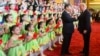 资料照：2017年11月9日，美国总统特朗普和中国国家主席习近平在人民大会堂的文艺表演后对表演者鼓掌并表示感谢。