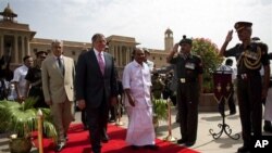 Menteri Pertahanan AS, Leon Panetta (depan kiri) berdampingan dengan Menteri Pertahanan India A.K Anthony di New Delhi, India (6/6).