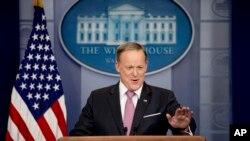La decisión del exasesor de seguridad nacional Michael Flynn de registrarse era personal y no de los abogados de Trump, dijo el secretario de prensa de la Casa Blanca, Sean Spicer.
