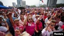 26일 멕시코 수도 멕시코시티에서 선거법 개정에 반대하는 대규모 시위가 열렸다.