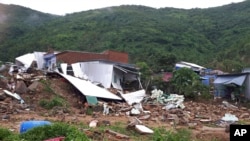 Beberapa rumah yang rusak diterjang tanah longsor akibat hujan dari Badai Tropis Toraji di kota resor Nha Trang, Vietnam, 18 November 2018. 