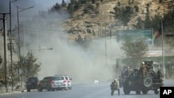 De la fumée apparaît après une attaque à Kaboul, le 7 novembre 2017.