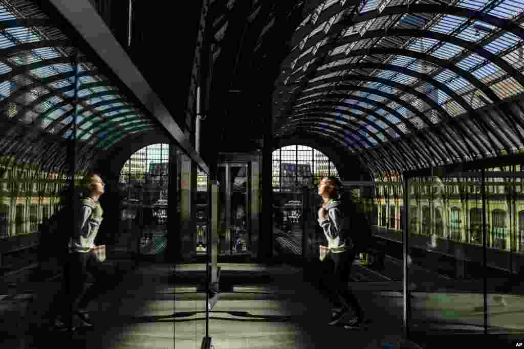 영국 런던 킹스크로스역에서 한 승객이 기차를 놓치지 않기 위해 뛰고 있다.