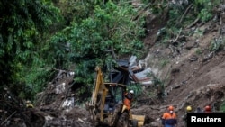 Rescatistas en el sitio donde siete personas desaparecieron después de un deslizamiento de tierra causado por lluvias torrenciales en Santo Tomás, El Salvador, el 4 de junio de 2020.