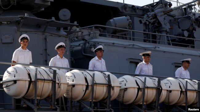 俄罗斯水兵站在停靠在菲律宾马尼拉都会南港的俄瓦良格号导弹巡洋舰上。（2019年1月6日）